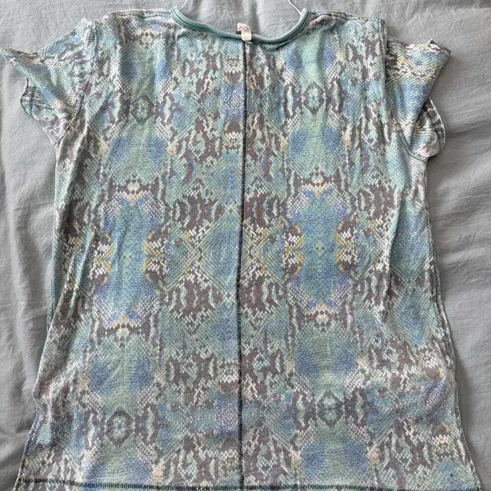 We the Free‎ People Top Women's Size Large TShirt in Blue Snakeskin Lightweight